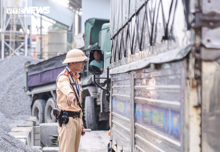 Bị CSGT xử phạt chở quá tải, tài xế biện minh do 'nể chủ nhà' - 3