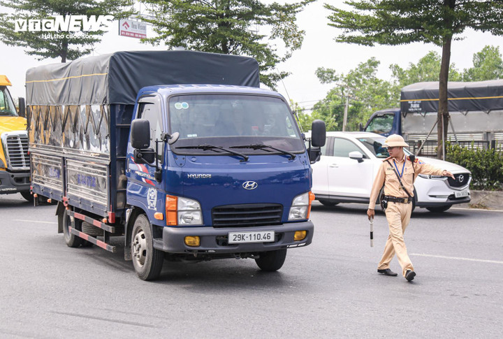 CSGT xử lý vi phạm quá tải tại quốc lộ 5 sáng 19/8. (Ảnh: Hải Ngọc)