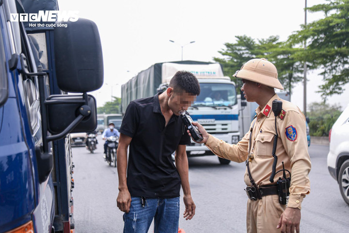 Lực lượng chức năng kiểm tra nồng độ cồn với các tài xế. (Ảnh: Hải Ngọc)