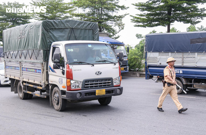 Phương tiện chở quá tải trọng bị Đội CSGT đường bộ số 5 dừng kiểm tra. (Ảnh: Hải Ngọc)