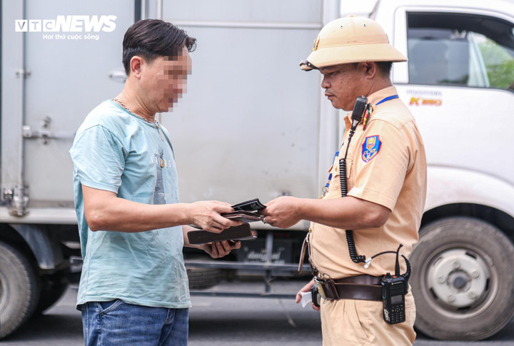 Bị CSGT xử phạt chở quá tải, tài xế biện minh do 'nể chủ nhà' - 4