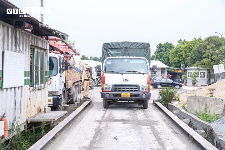 Bị CSGT xử phạt chở quá tải, tài xế biện minh do 'nể chủ nhà' - 2