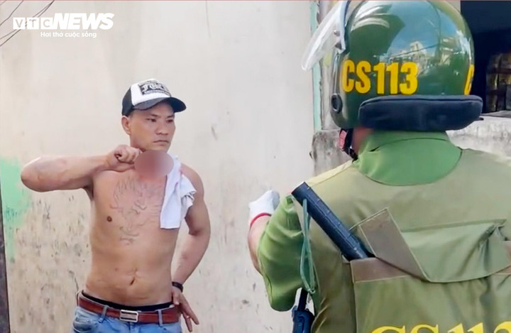 Cảnh sát 113 tuyên truyền, vận động và kịp ngời ngăn Sơn tự sát.