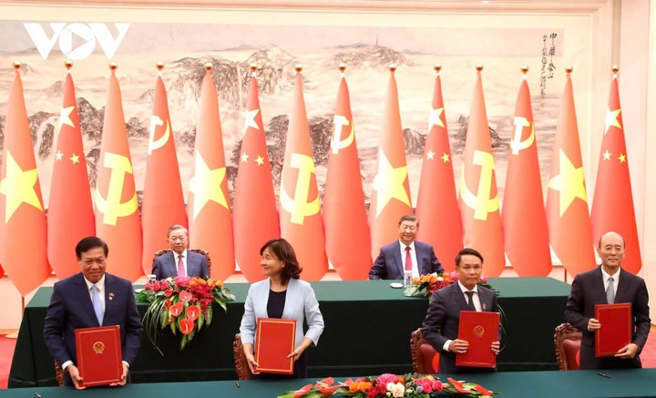 Tổng Bí thư, Chủ tịch Trung Quốc Tập Cận Bình và Tổng Bí thư, Chủ tịch nước Tô Lâm chứng kiến lễ kí kết văn kiện hợp tác giữa các Bộ ngành địa phương 2 nước.