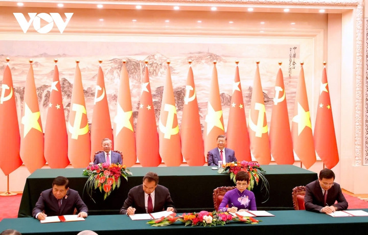 Tổng Bí thư, Chủ tịch Trung Quốc Tập Cận Bình và Tổng Bí thư, Chủ tịch nước Tô Lâm chứng kiến lễ ký kết văn kiện hợp tác giữa các Bộ ngành địa phương 2 nước.