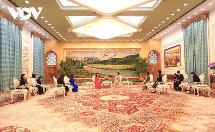 Trong không khí thân tình, gần gũi, hai Phu nhân đã trao đổi, chia sẻ về những nét văn hoá đặc sắc của hai nước.