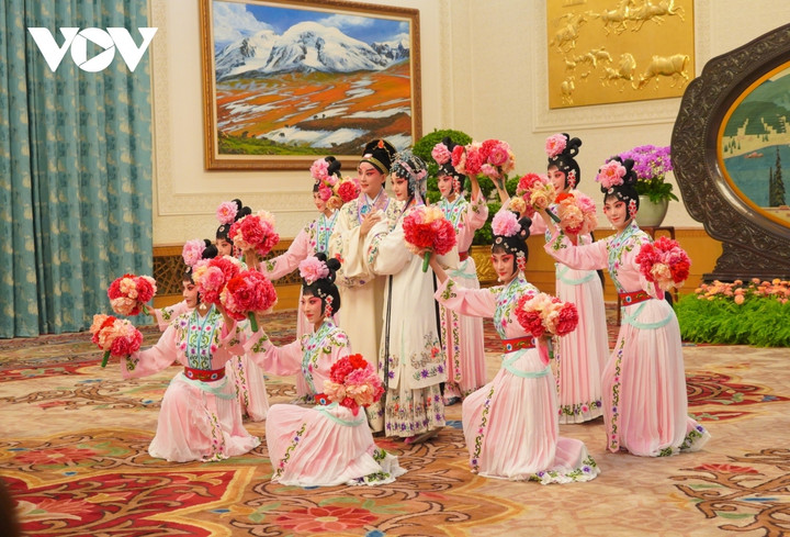 Tiết mục hý kịch tại tiệc trà.