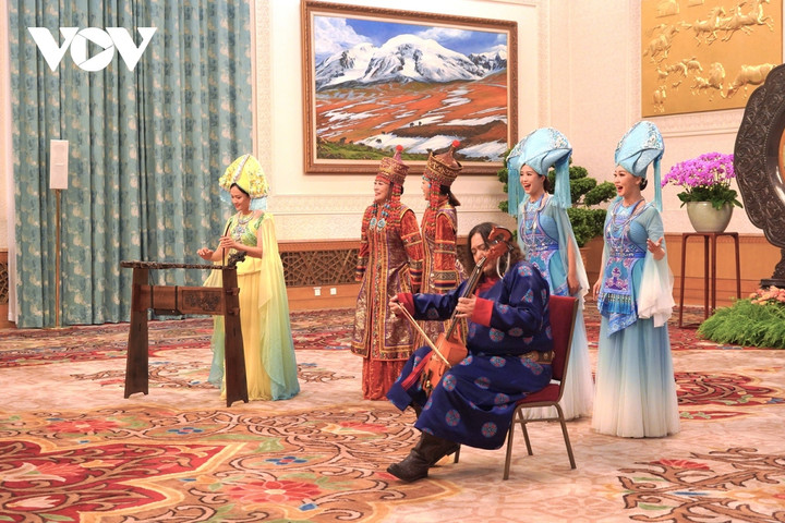 Tiết mục biểu diễn đàn Bầu và Mã đầu cầm.