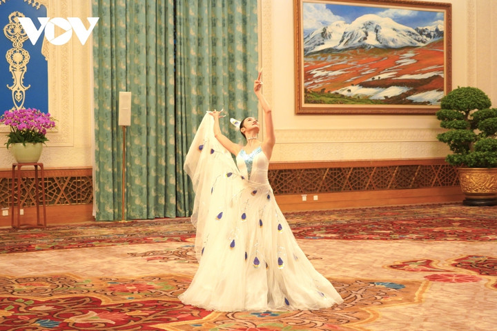 Tiết mục múa chim công.