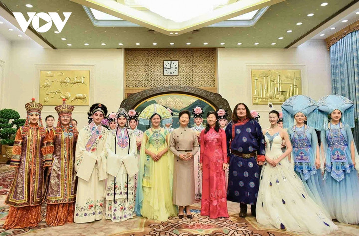 Phu nhân Bành Lệ Viên và Phu nhân Ngô Phương Ly chụp ảnh lưu niệm cùng các nghệ sĩ, diễn viên.