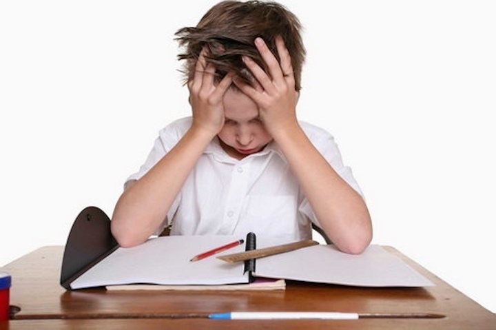 Bác sĩ cho biết, rối loạn lo âu có thể dẫn đến những hành vi chống đối, rối loạn ăn uống, khó khăn về giấc ngủ. (Ảnh minh hoạ)