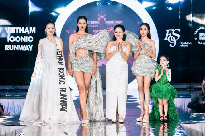 Với thiết kế bồng bềnh tượng trưng cho áng mây, Hương Ly chuyên nghiệp sải bước cùng người mẫu nhí Vũ Tuệ Lâm. Cả hai tạo nên màn trình diễn ấn tượng thu hút mọi ánh nhìn.