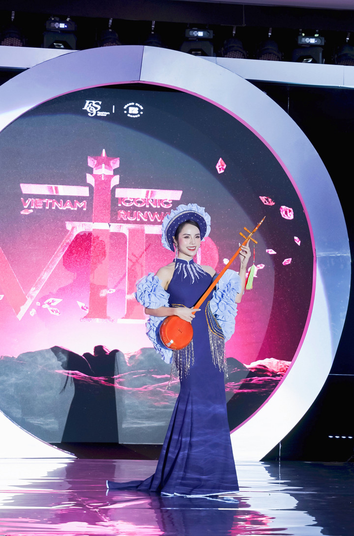Hoa khôi Hà Nội 2022 Vũ Thu Trà My là người mẫu mở màn của Vietnam Iconic Runway 2024. Người đẹp xuất hiện trong bộ trang phục dân tộc Tày cách tân của NTK Phạm Gia Hưng, trong BST mang tên Hương sắc Cao Bằng.