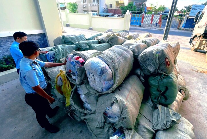 Đoàn kiểm tra hàng hóa có dấu hiệu vi phạm