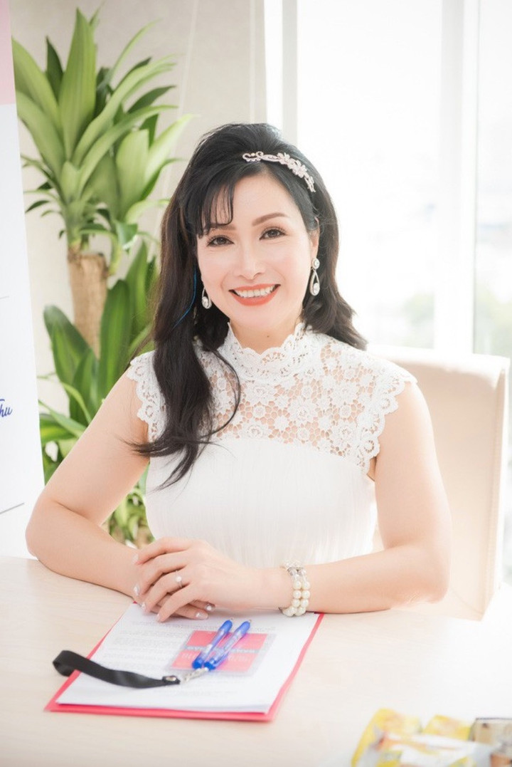 Quiz: Hoa hậu Việt Nam đầu tiên nhận được giải thưởng gì trong đêm đăng quang? - 4