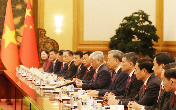 Tổng Bí thư, Chủ tịch nước Tô Lâm và đoàn đại biểu Việt Nam tại cuộc hội đàm. (Ảnh: TTXVN)