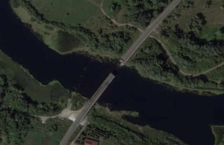 Hình ảnh vệ tinh cho thấy một cây cầu bắc qua sông Seym ở bị sập sau cuộc không kích của Ukraine tại vùng Kursk, Nga, ngày 17/8. (Ảnh: Reuters)