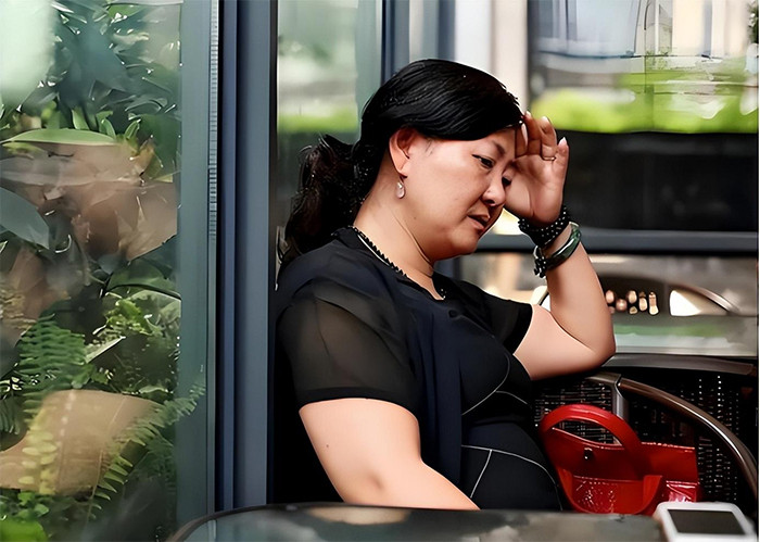 Bà mẹ đau lòng vì cuộc đời bị đánh cắp của con trai ruột. (Ảnh: Toutitao)