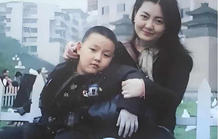 Sau 3 năm tìm kiếm, Hiểu Quyên tưởng rằng đã tìm được cậu con trai Pan Pan. (Ảnh: Toutitao)