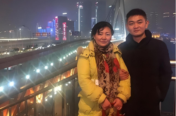 Cậu con trai cả do bà nuôi dạy rất giỏi và thành đạt. (Ảnh: Toutitao)