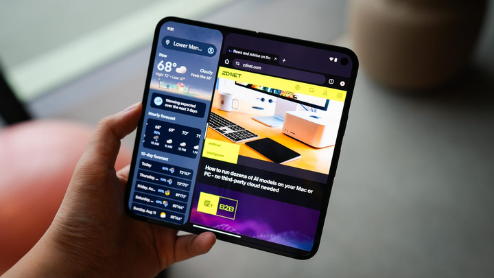Màn hình lớn như máy tính bảng nhưng đủ nhẹ để cầm 1 tay. (Ảnh: ZDNet)