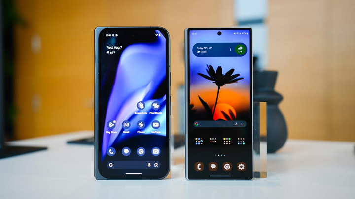 Pixel 9 Pro Fold đọ dáng cùng Samsung Galaxy Fold 6. (Ảnh: ZDNet)