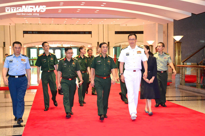 Đại tướng Phan Văn Giang, Thượng tướng Đổng Quân và các đại biểu.