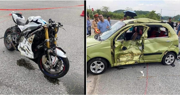 Xe máy và ô tô bị hư hỏng nặng. (Ảnh: Đ.X.)