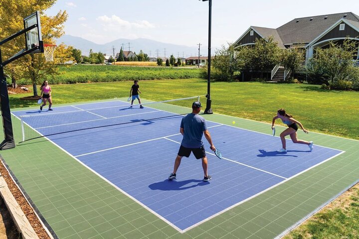 Sân pickleball có diện tích bằng sân cầu lông.