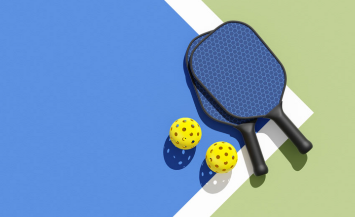 Dụng cụ thi đấu môn pickleball có hình dáng, kích cỡ tương tự môn bóng bàn.