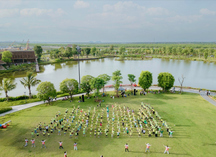 Một sự kiện đồng diễn yoga từng diễn ra tại khu vực gần Hồ Thiên Nga, đại công viên xanh Eco Central Park.