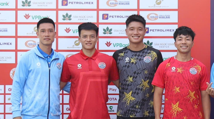 Thanh Nhàn (thứ 2 từ trái sang) quyết tâm cùng PVF-CAND lên hạng.