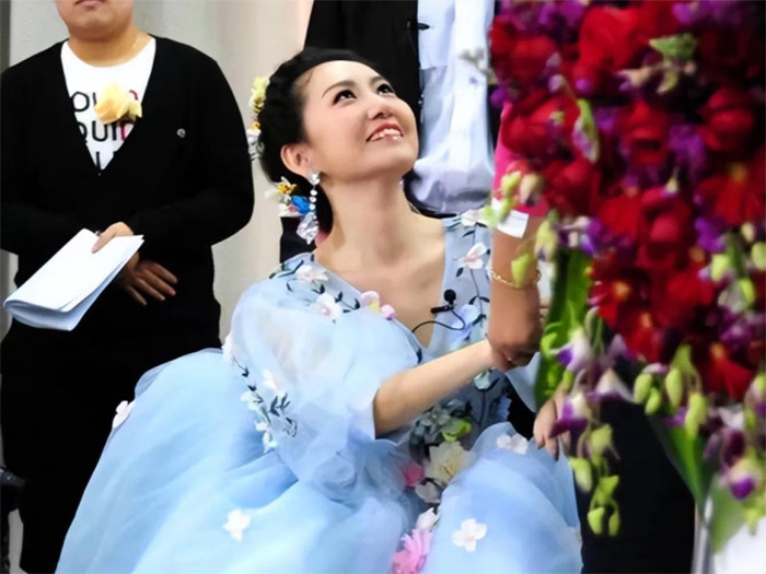 Hình ảnh rạng rỡ của người vợ trong đám tang. (Ảnh: Toutitao)