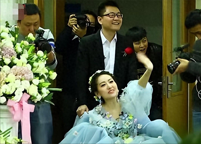 Cô vẫy tay chào mọi người. (Ảnh: Toutitao)