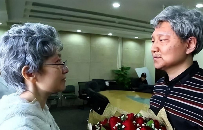 Họ hóa thân thành cặp vợ chồng già để tổ chức đám cưới vàng. (Ảnh: Toutitao)