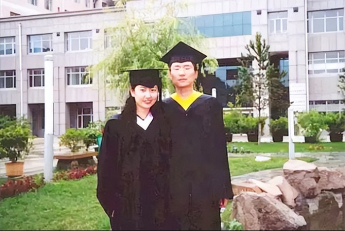 Vương Duyệt và chồng khi còn học ở trường đại học. (Ảnh: Toutitao)