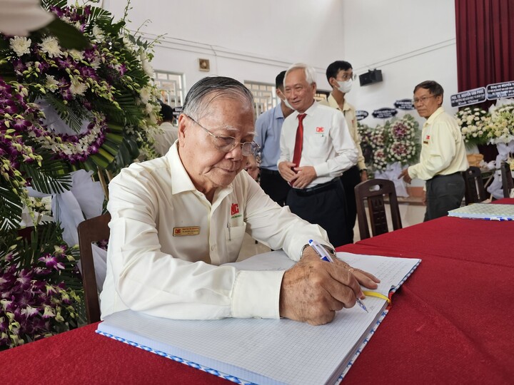 PGS.TS Đỗ Văn Xê, đại diện lãnh đạo trường Đại học Nam Cần Thơ ghi sổ tang. Giáo sư Võ Tòng Xuân là thành viên Hội đồng sáng lập, Hiệu trưởng danh dự của đại học này.