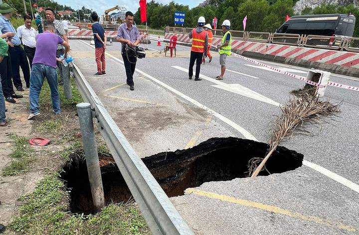 "Hố tử thần" xuất hiện trên Quốc lộ 18, đoạn qua phường Đại Yên, TP Hạ Long, Quảng Ninh.