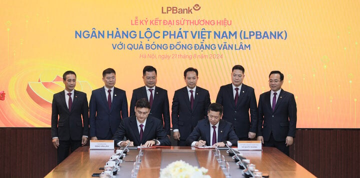 Đại diện LPBank, ông Vũ Quốc Khánh, Phó Tổng Giám đốc thường trực và thủ môn Đặng Văn Lâm ký kết hợp đồng Đại sứ thương hiệu.