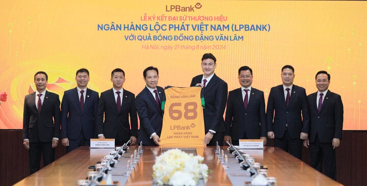 Ông Lê Minh Tâm – Phó Chủ tịch thường trực HĐQT LPBank - trao tặng áo lưu niệm cho Quả bóng đồng 2023 Đặng Văn Lâm - Đại sứ thương hiệu của Ngân hàng.