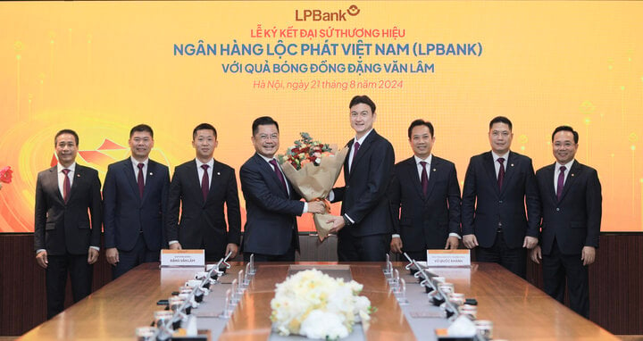 Ông Bùi Thái Hà – Phó Chủ tịch HĐQT LPBank - tặng hoa cho Quả bóng đồng 2023 Đặng Văn Lâm - Đại sứ thương hiệu của LPBank.