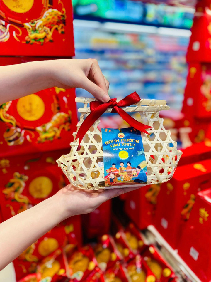 Bánh trung thu tại Co.opmart có bao bì thân thiện môi trường.