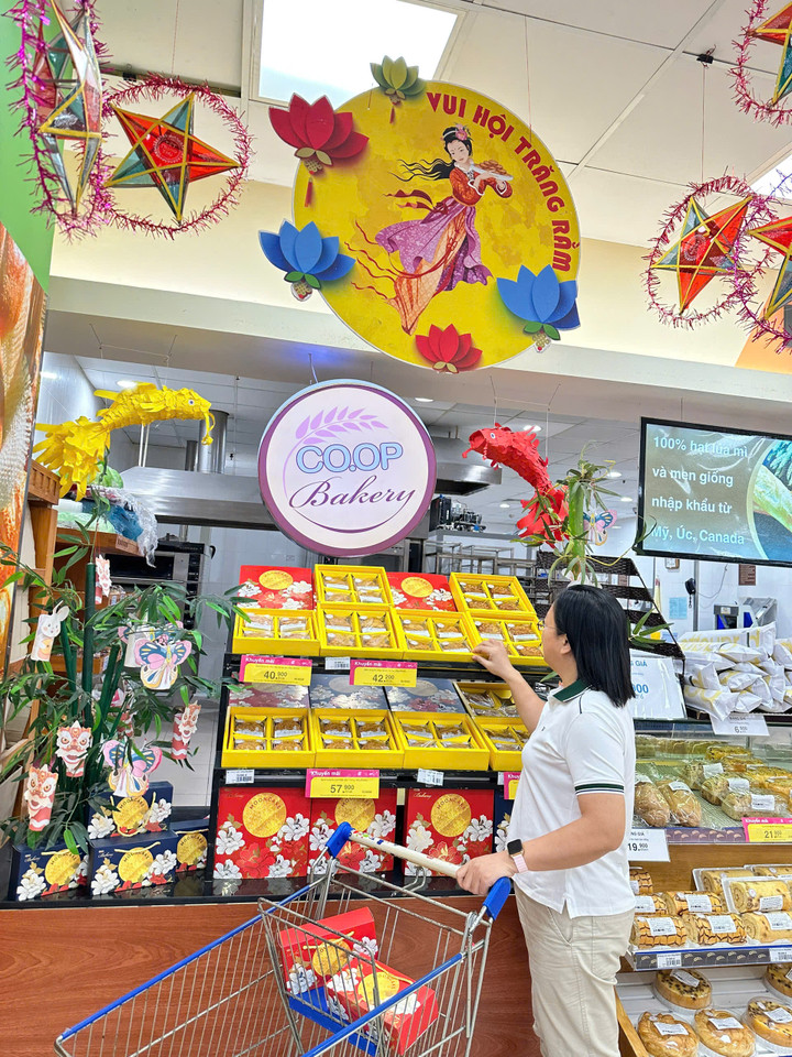 Bánh trung thu tươi Co.op Bakery có bánh chay và mặn.