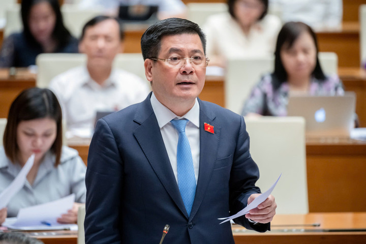 Bộ trưởng Công Thương Nguyễn Hồng Diên trả lời chất vấn sáng 21/8. (Ảnh: Quochoi.vn).