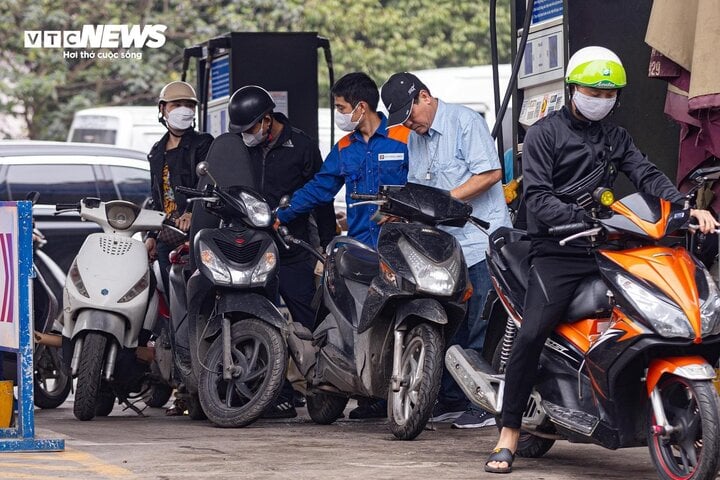 Giá xăng dầu trong nước ngày mai dự báo giảm trở lại. (Ảnh minh họa: Công Hiếu).