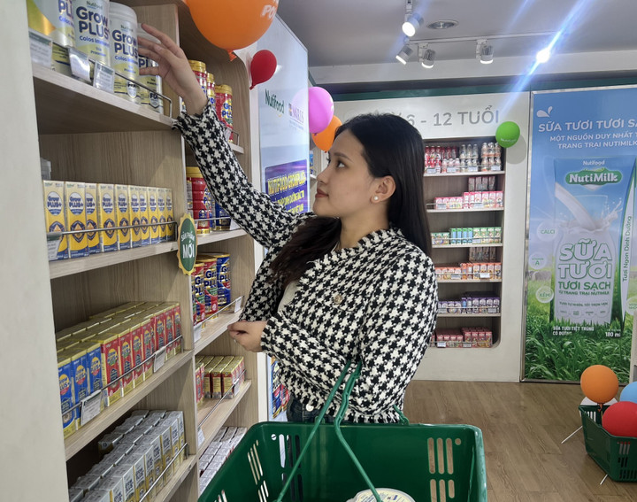 Khách hàng mua sắm tại Ngôi nhà Dinh dưỡng Nutifood.