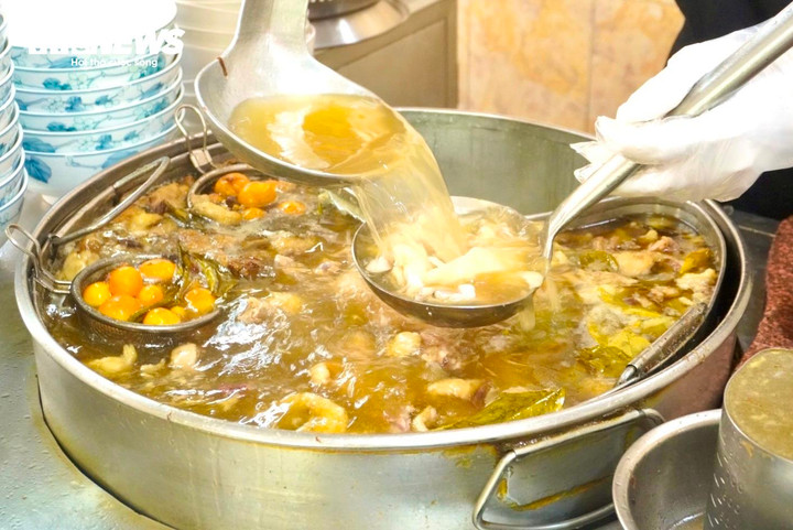 Nồi nước dùng nóng hổi tại quán.