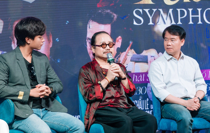 Nghệ sĩ Trần Mạnh Tuấn cùng nhạc trưởng Dustin Tiêu và nhạc sĩ Trần Mạnh Hùng (phải).