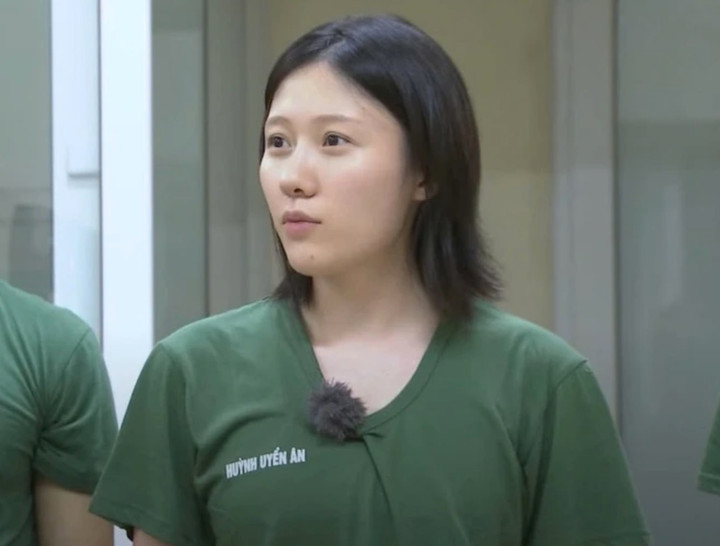 Uyển Ân bị khán giả nhận xét thiếu nghiêm túc, có nhiều biểu cảm gây tranh luận khi hóa thân, trải nghiệm hoạt động của người chiến sĩ.