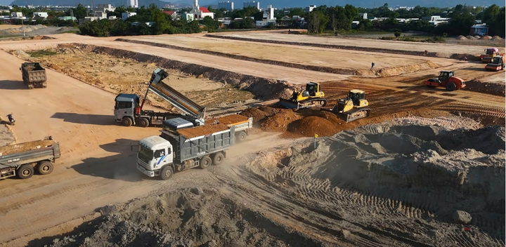 Thi công đắp đất san nền.